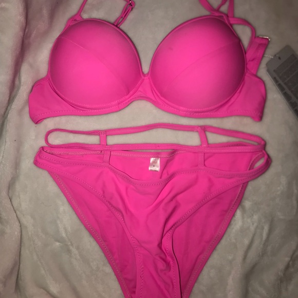 Bikini - Picture 1 of 2